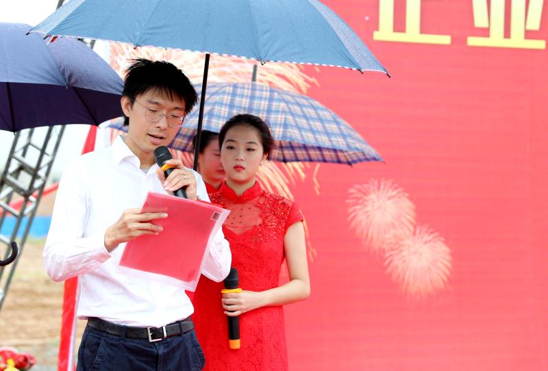 Market Center Director Xu Tong is presiding over the scene